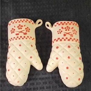 Homco Cream and Red Quilted Oven Mitts